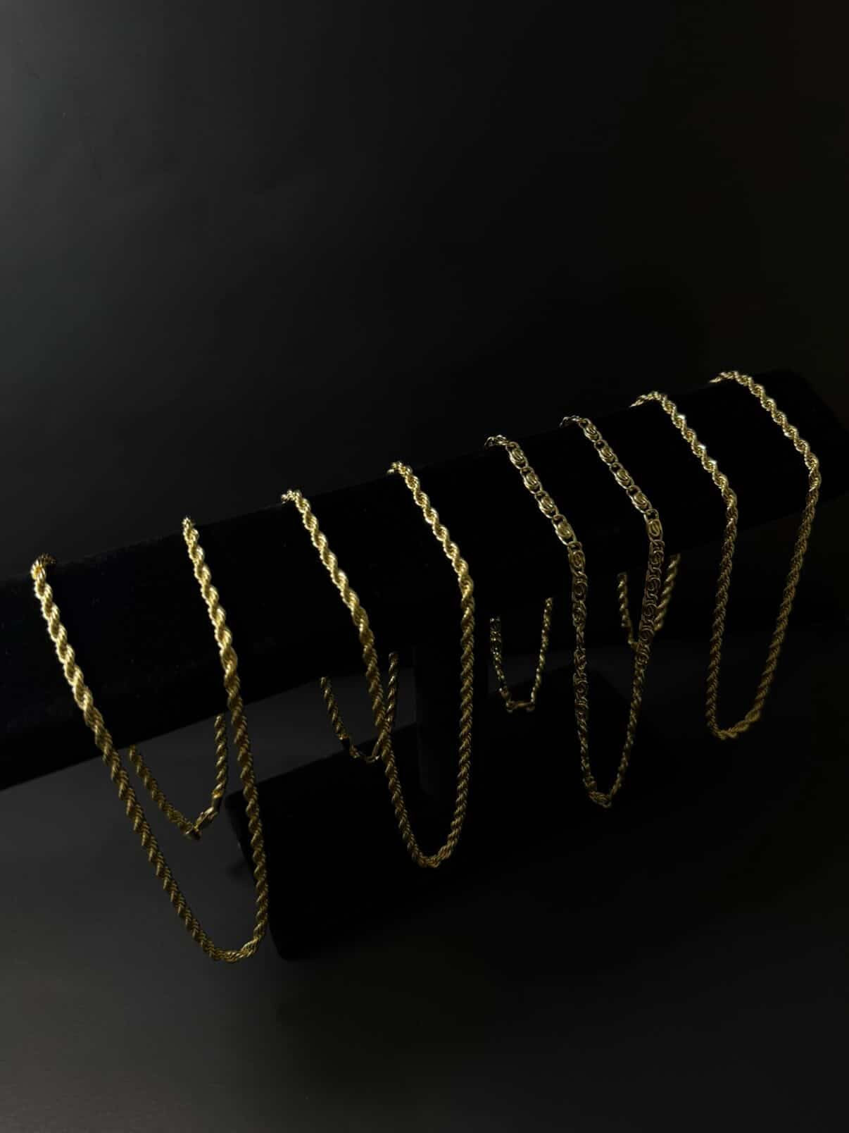 Exhibidor de cadenas de oro Aurem