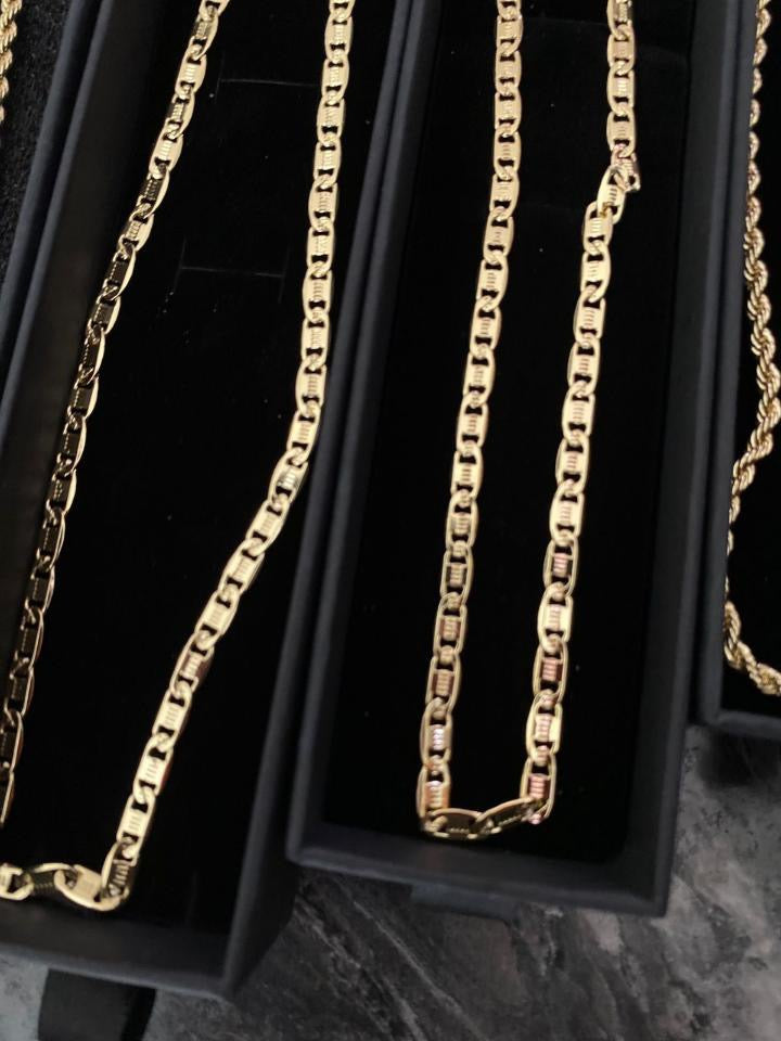 Detalle cadena de oro laminado 18K