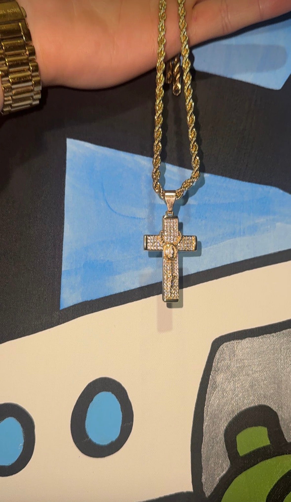Dije de cruz con cadena torsal puesta